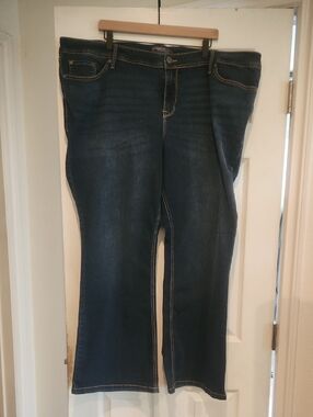Preowned Torrid Sz 26 Luxe Slim Bootcut Super Stretch Dark Denin Jeans